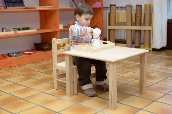 Chaise et table pour les moins de 3 ans - École primaire La Découverte